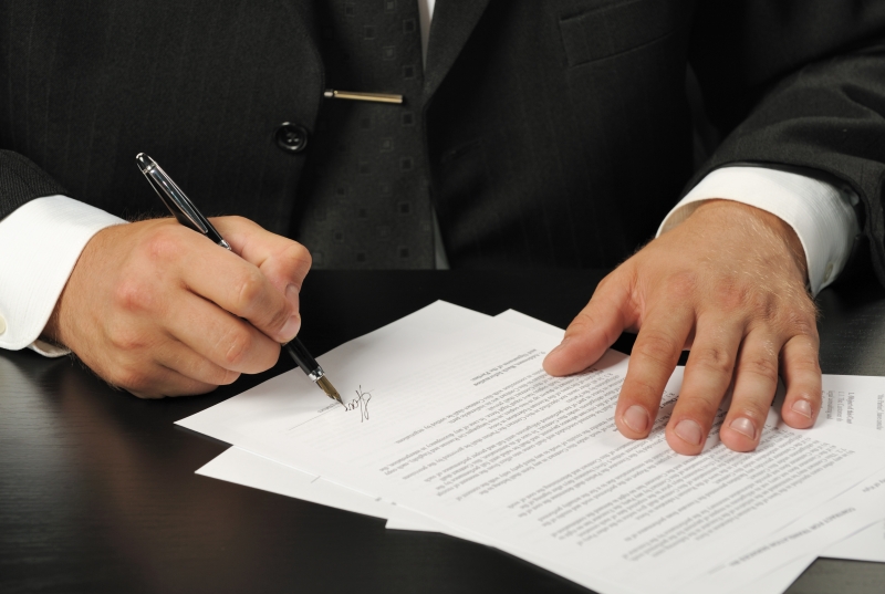1561046-businessman-the-signing-contract